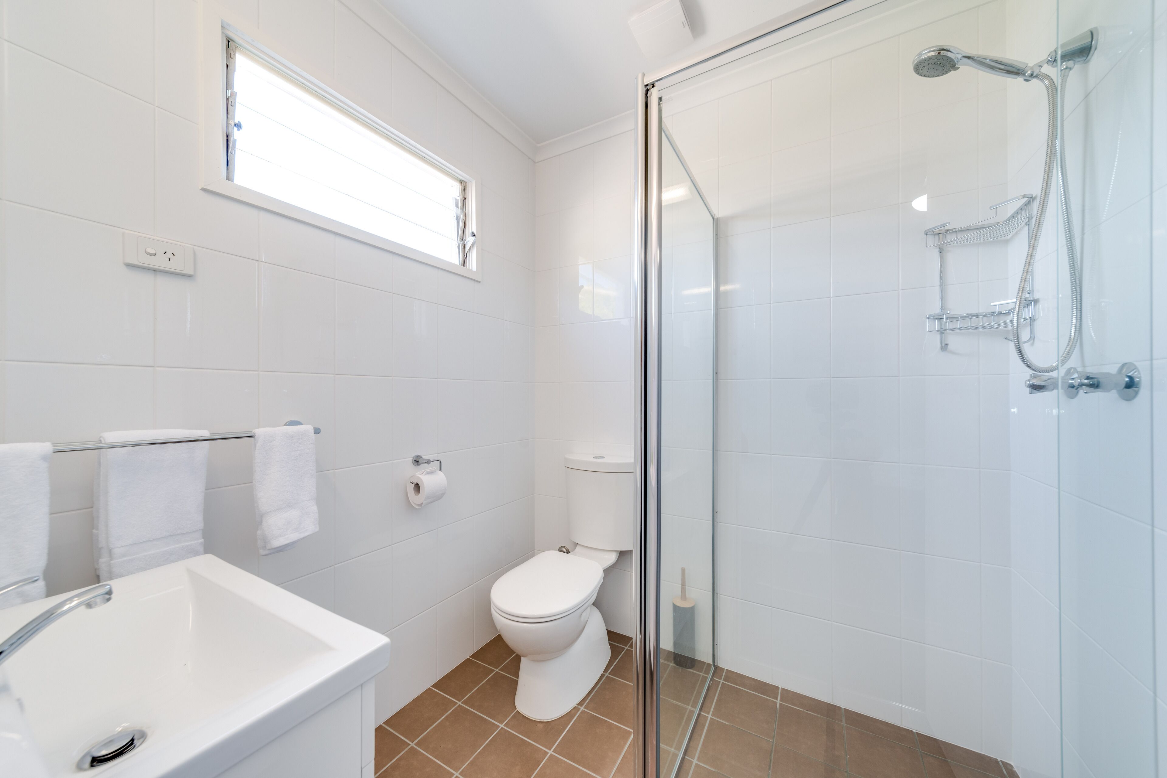 Basic Queen Room | Bathroom | Shower, free toiletries, hair dryer, towels