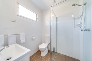 Quarto casal básico, 1 cama Queen | Banheiro | Chuveiro, produtos de toalete grátis, secador de cabelo
