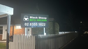 Placa do Black Sheep Motel em Goulnburn, com número de contato.