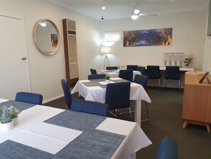 Breakfast area - Black Sheep Motel Goulburn (Goulburn)