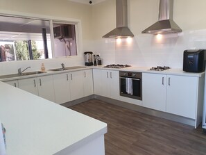 Forno a microonde nell'area comune, bollitore elettrico