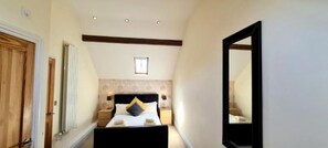 2 sovrum, skrivbord, strykjärn/strykbräda och resesäng