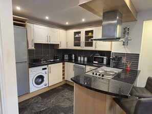 Kühlschrank, Mikrowelle, Ofen, Herdplatte