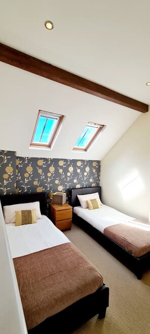 2 makuuhuonetta, työpöytä, silitysrauta/-lauta, vauvan matkasänky