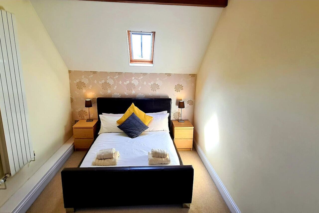 2 bedrooms, desk, iron/ironing board, travel cot