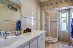 Tina con regadera, secadora de cabello, bidet, toallas 