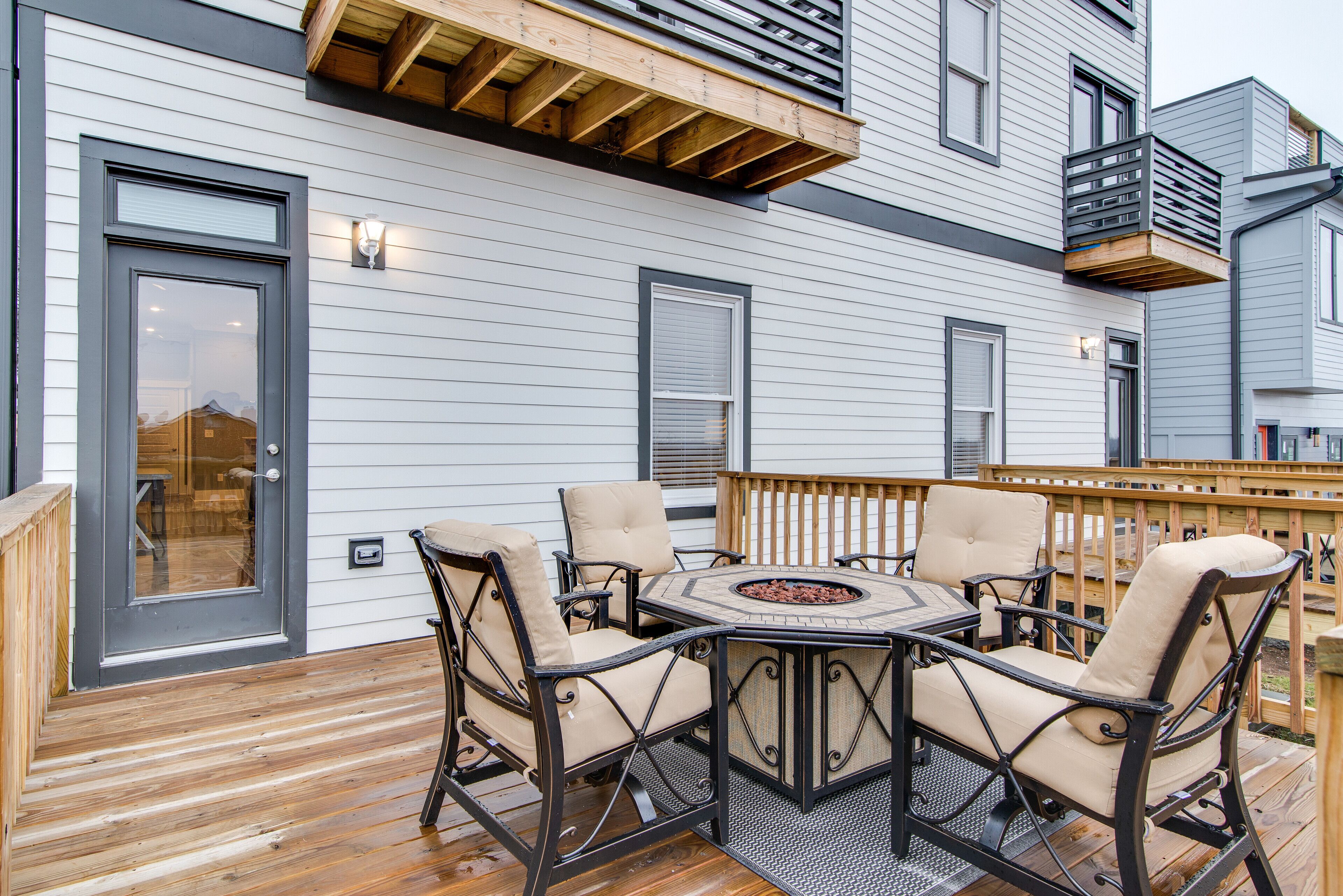F2)* 14 Beds - Large Groups - $7 Uber To Broadway
