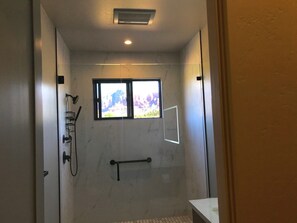 Dusche, Haartrockner, Handtücher, Toilettenpapier