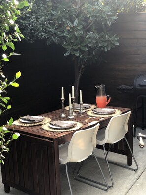 Outdoor dining - Sunny Silverlake Bungalow (Los Angeles)