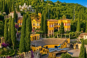 A historic theater with a central stage, surrounded by lush greenery and traditional architecture. - Rustichel fantastic Lake View, Toscolano Maderno, Italy (Toscolano Maderno)