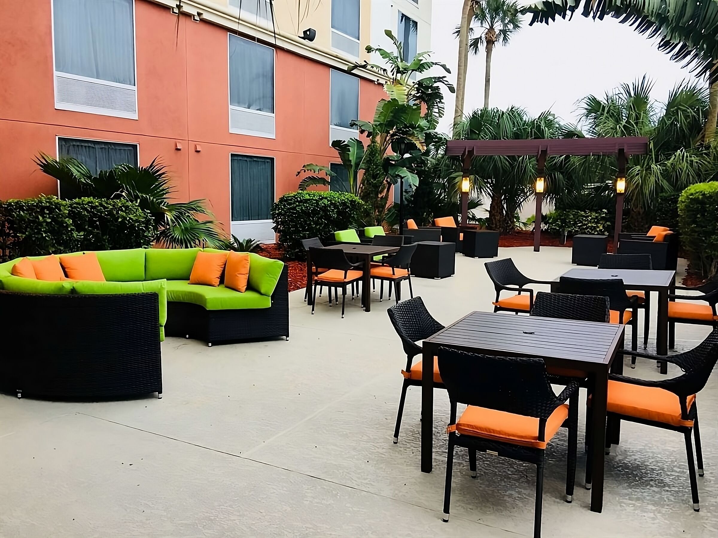 Orlando Dream Vacation! 2 Convenient Rooms, On-site Pool, Shuttle Service
