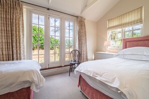 6 chambres, bureau, fer et planche à repasser, accès Internet