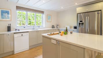 Réfrigérateur, micro-ondes, lave-vaisselle, cafetiÚre/bouilloire