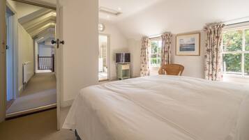 6 bedrooms, desk, iron/ironing board, Internet