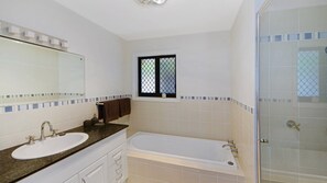 Bathtub, towels - Agave Cove - Great Spot in the Heart of Avoca! (Avoca Beach)