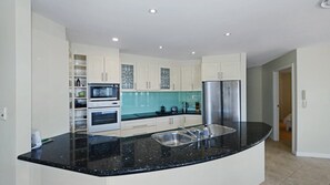 Fridge, microwave, oven, stovetop - Agave Cove - Great Spot in the Heart of Avoca! (Avoca Beach)