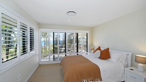 5 bedrooms, iron/ironing board, free WiFi, bed sheets - Agave Cove - Great Spot in the Heart of Avoca! (Avoca Beach)