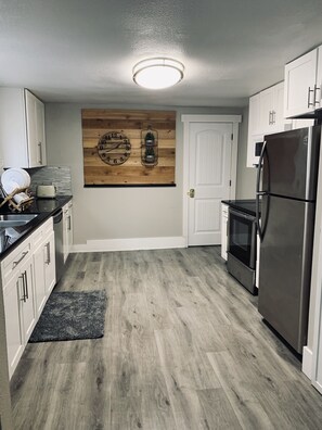 Jääkaappi, mikroaaltouuni, uuni, liesi