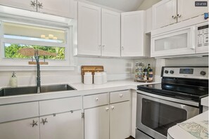 冰箱、微波炉、烤箱、炉灶