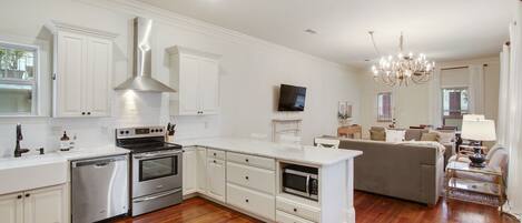 Réfrigérateur, micro-ondes, four, plaque de cuisson