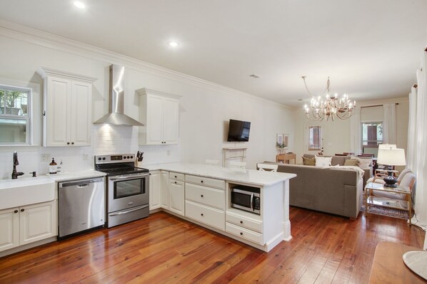 Refrigerador, microondas, horno y parrilla de estufa 