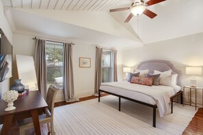 3 soverom, skrivebord, strykejern/-brett og reiseseng for barn