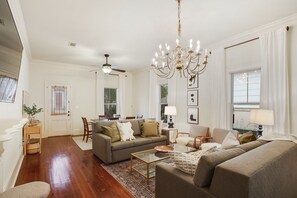 Smart TV, libros y oficina 