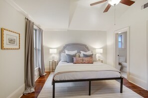 3 habitaciones, escritorio y tabla de planchar con plancha 