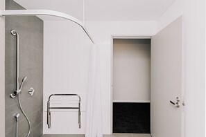 Shower, free toiletries, hair dryer, towels - Tom's Court Hotel (Adelaide)