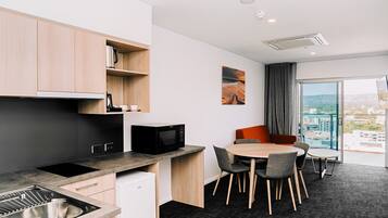 Deluxe-studiosviitti, parveke | Yksityinen keittiö | Minijääkaappi, mikroaaltouuni, espressokone, kahvin-/teenkeitin
