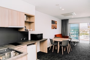 Suite estudio Deluxe, balcón | Cocina privada | Frigobar, microondas, cafetera de espresso y cafetera y tetera