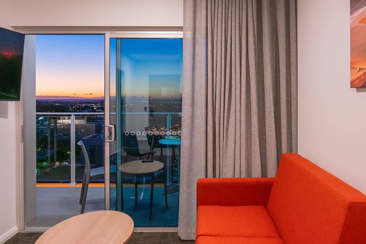 Junior studio, balkon | Luxe beddengoed, pillowtop-bedden, een kluis op de kamer, een bureau