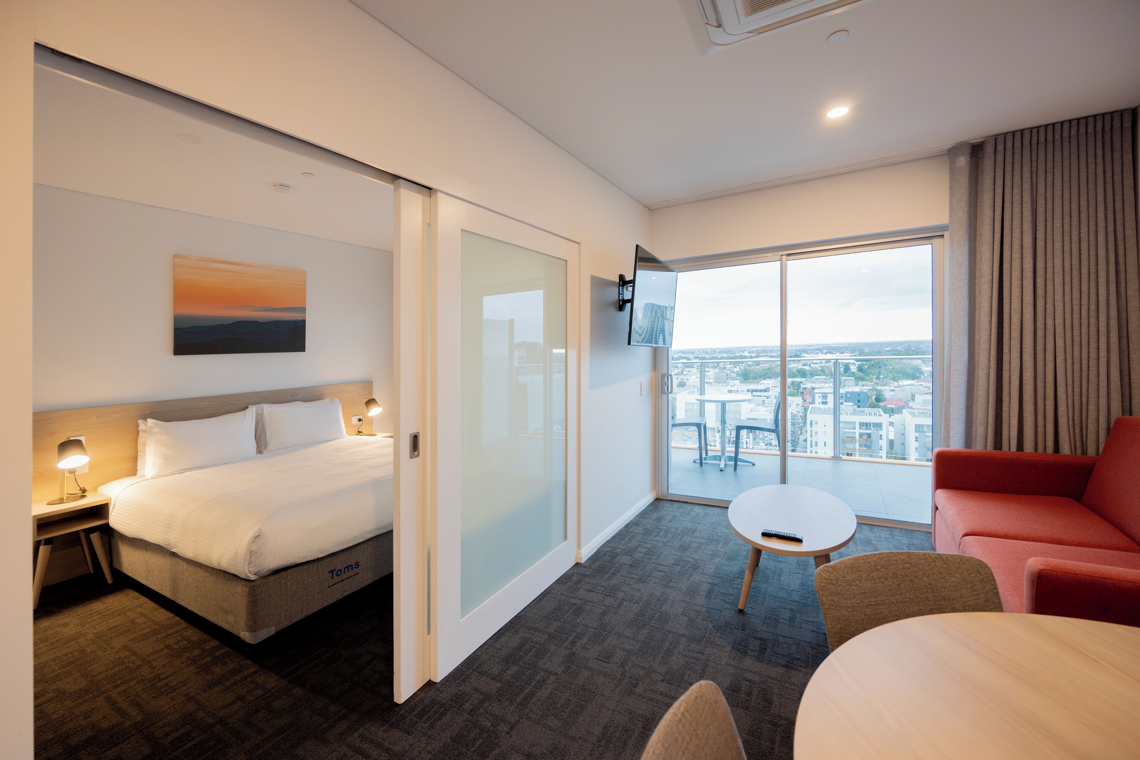 豪華開放式套房, 陽台 | 高級寢具、舒適加層、客房內保險箱、書桌