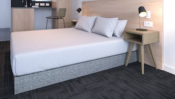 Une chambre d’hôtel moderne dotée d’un grand lit, d’une table de chevet avec une lampe, d’une chaise et d’un coin cuisine intégré.