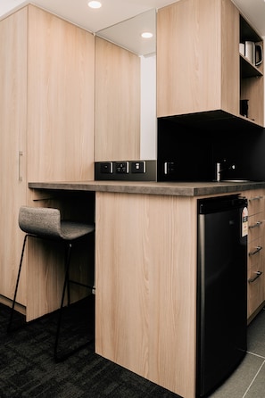 Mini-Kühlschrank, Mikrowelle, Espressomaschine