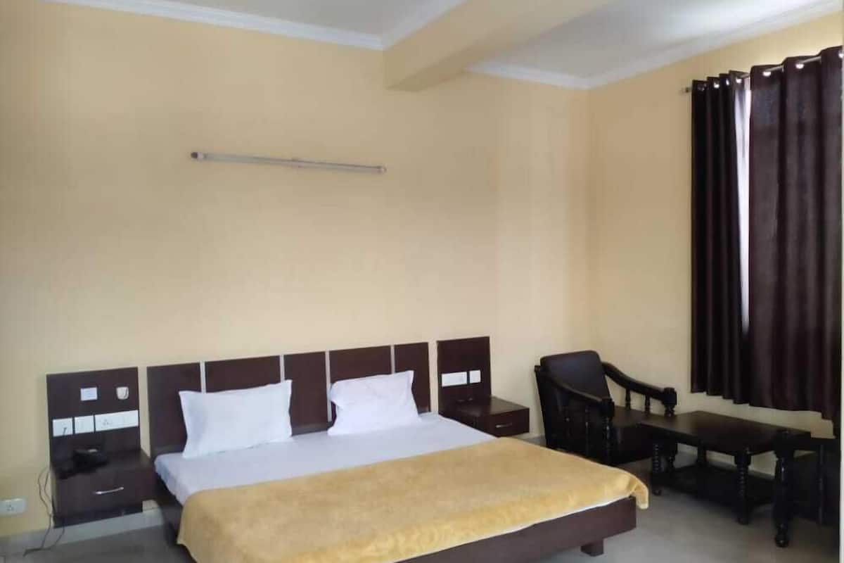 Select Comfort beds, WiFi (free), bed sheets