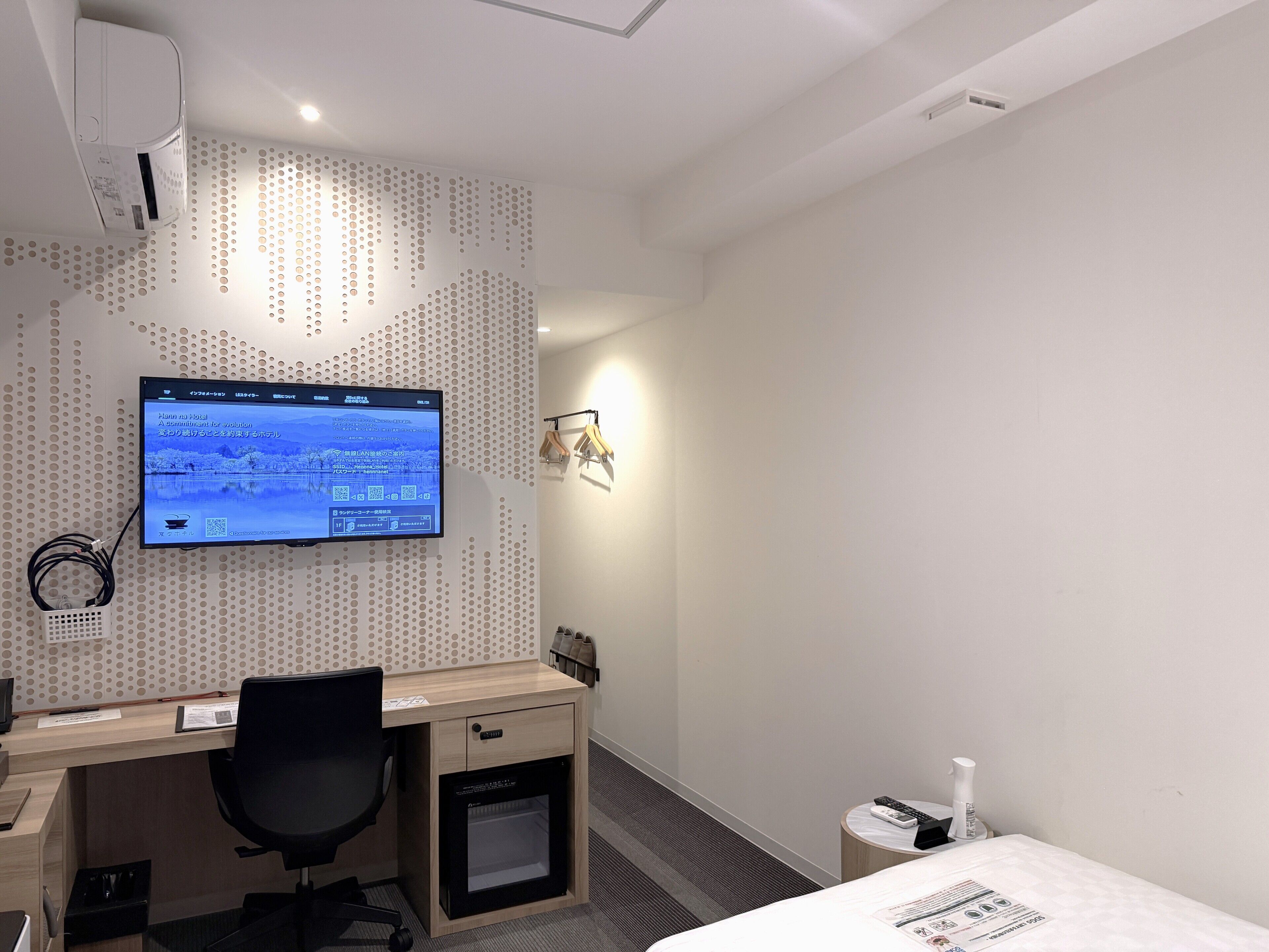 Une chambre d’hôtel équipée d’un bureau, d’une chaise, d’une télévision et d’un lit.
