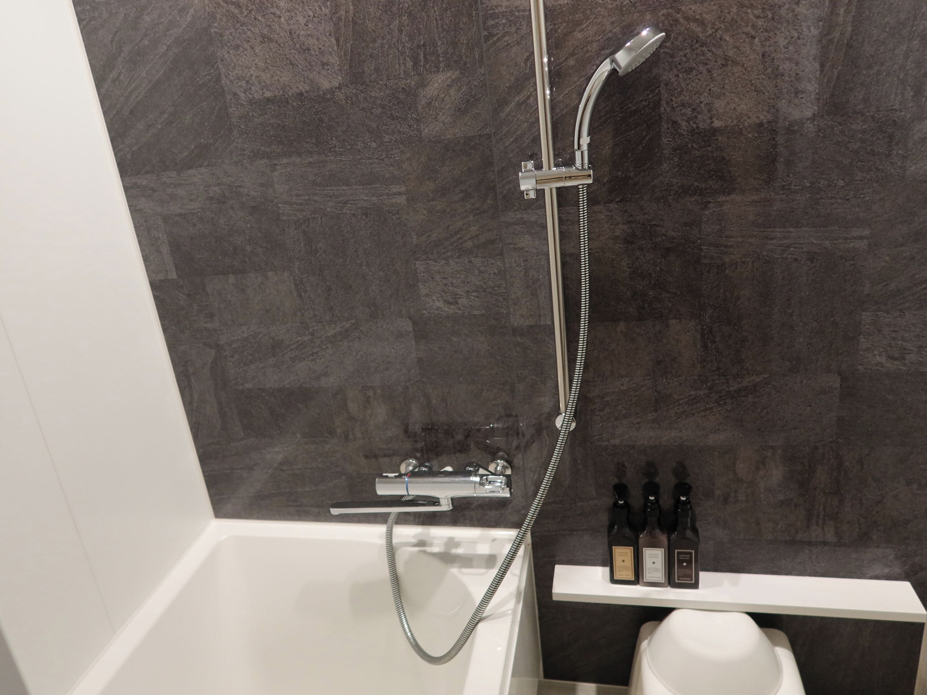 standard twin room, non smoking | bathroom | combined shower/bathtub, deep-soaking bathtub, free toiletries