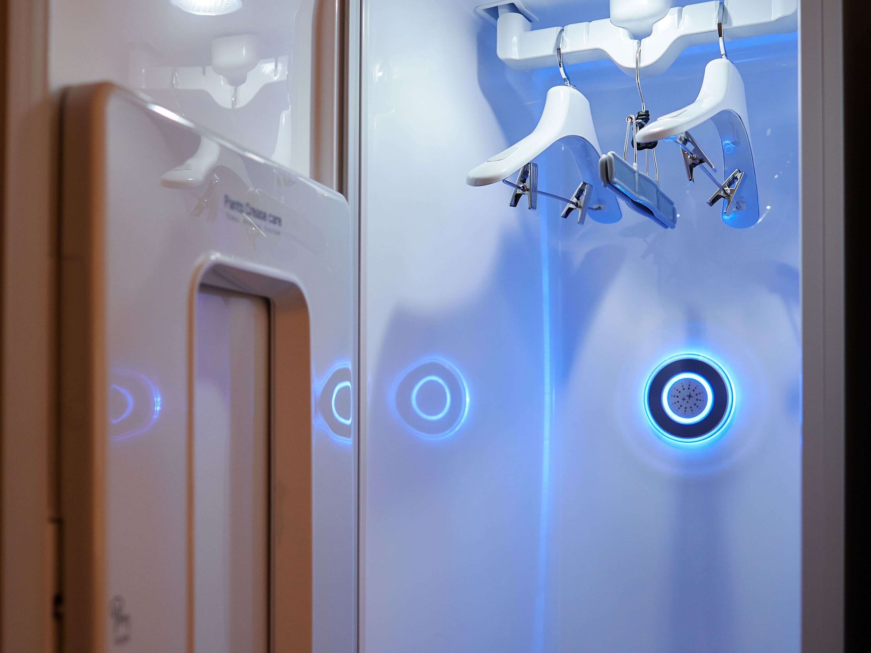 Una moderna silla dental con pantalla digital e iluminación azul.
