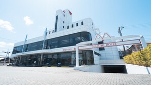 A modern hotel with a prominent sign reading "MARUMI HOTEL". - Maruni Hotel Ise (Ise)