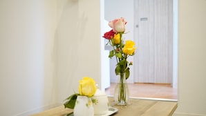 Apartment, Nichtraucher | Essbereich im Zimmer