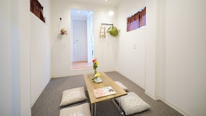 Apartment, Nichtraucher | Essbereich im Zimmer