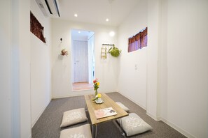 Apartment, Non Smoking | In-room dining