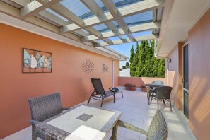 Outdoor dining - Applecross Townhouse – 300m Level Walk to the Beach (North Avoca)