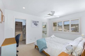 5 bedrooms, iron/ironing board, Internet, bed sheets - Applecross Townhouse – 300m Level Walk to the Beach (North Avoca)