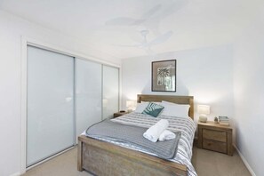 5 bedrooms, iron/ironing board, Internet, bed sheets