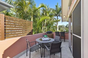 Outdoor dining - Applecross Townhouse – 300m Level Walk to the Beach (North Avoca)