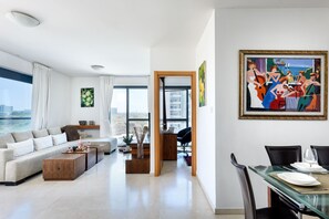 Departamento, 2 habitaciones, balcón, vista a la playa | Área de sala de estar | Televisión LCD de 42 pulgadas con canales por cable y televisión 