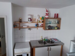 Jääkaappi, mikroaaltouuni, uuni, liesi