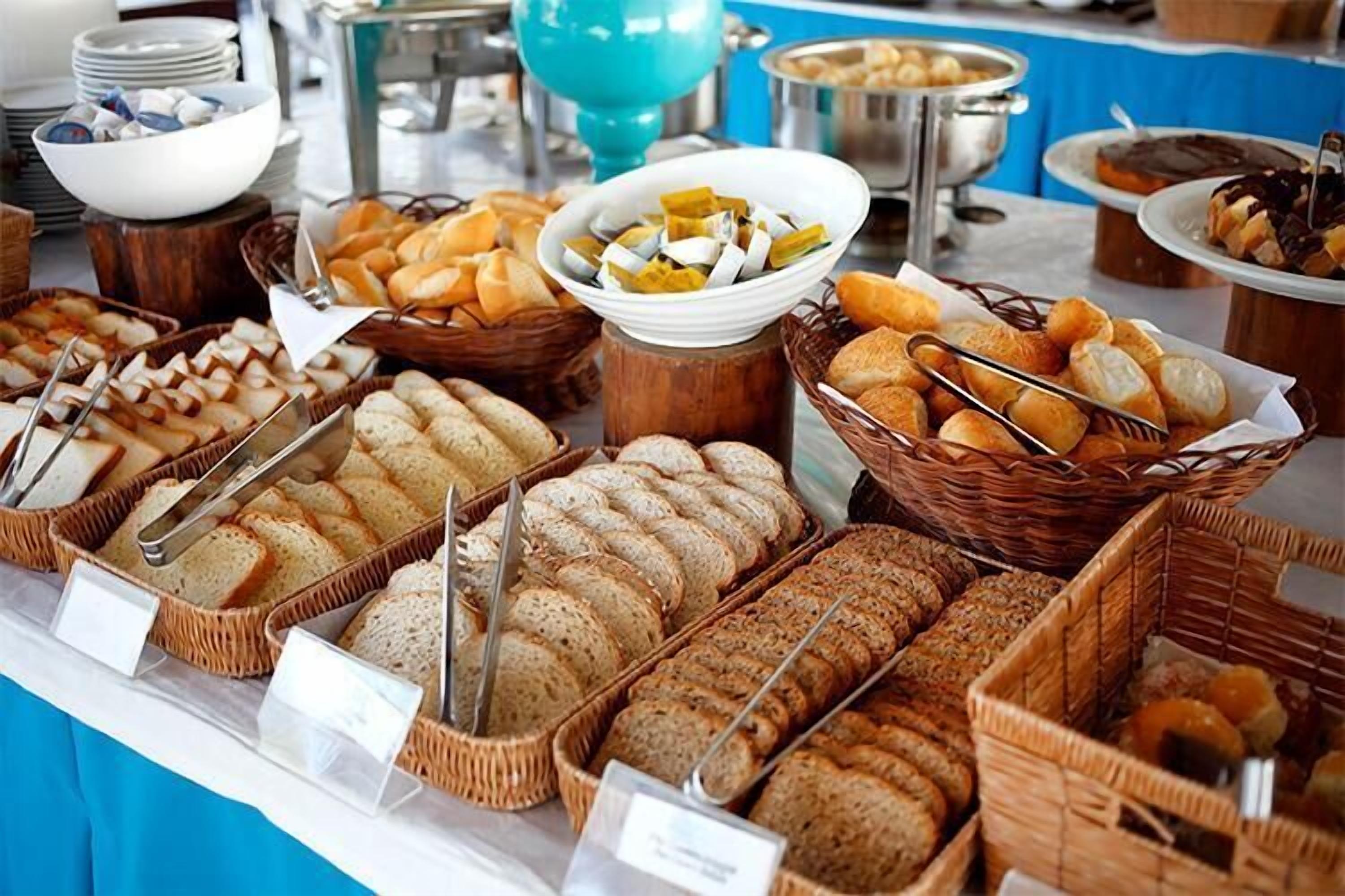 Un buffet proposant différents types de pain et de viennoiseries.